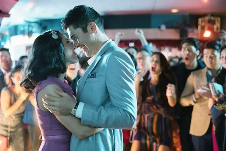 Movie Guide: สาว ๆ ไม่ต้องรอนาน! “เฮนรี่ โกลดิ้ง” พระเอกฮอตจาก 'Crazy Rich Asians’ เสิร์ฟความดีงามต่อเนื่องใน 'A Simple Favor’ ประกบสองตัวแม่ “เบลค ไลฟ์ลี่” และ “แอนนา เคนดริก” ฉายไทย 20 ก.ย.นี้