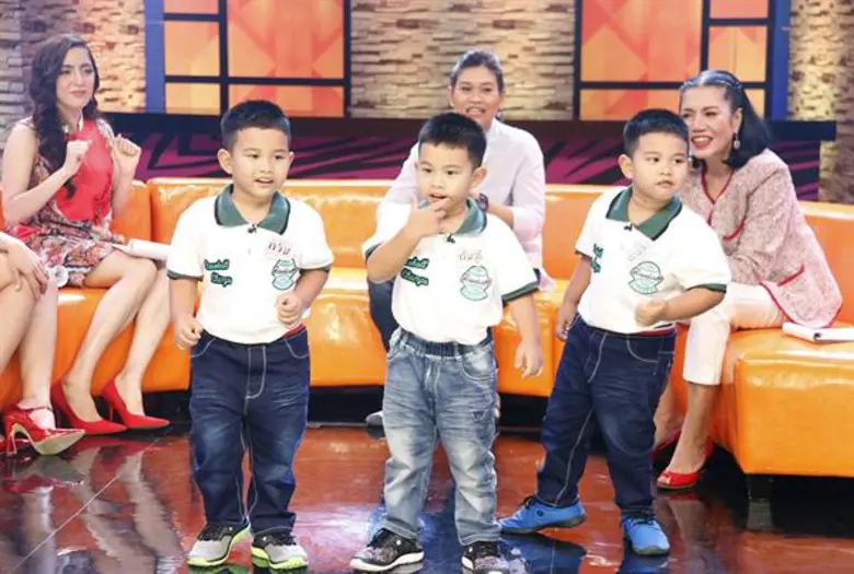 ทีวีไกด์: รายการ “หม้ายตัวแม่” ป่วน มึน ฮา “8 แฝด” บุกเวที “หม้ายตัวแม่” โชว์ความน่ารักทำเอา “พิงกี้” ออกปากอยากมีลูก