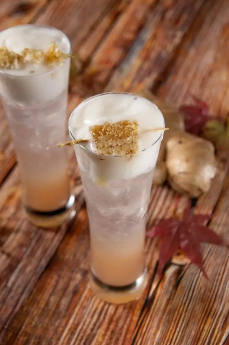 อัพแอนด์อะบัฟ บาร์ (Up & Above Bar) โรงแร...