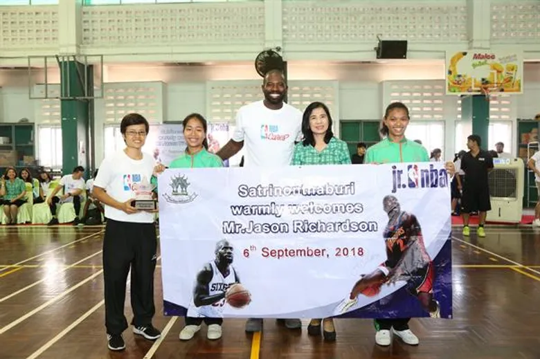 เจสัน ริชาร์ดสัน มอบรางวัลโรงเรียนดีเด่นแห่งปี เปิดคลินิก NBA Cares สาธิตลีลา อดีตแชมป์เอ็นบีเอสแลมดังก์ 2 สมัย โรงเรียนสตรีนนทบุรี รับรางวัลโรงเรียนดีเด่นแห่งปี โครงการอบรมหลักสูตรอบรมผู้ฝึกสอน Jr. NBA Coaches Academy