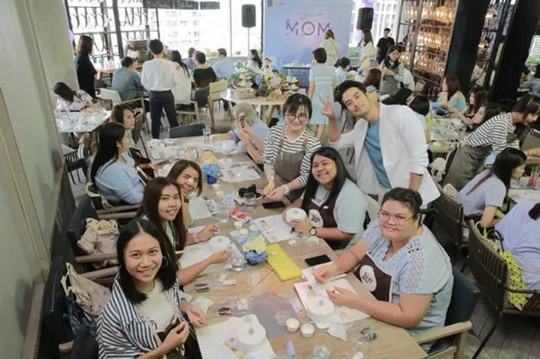 บอย - ปกรณ์ ควงคุณแม่ ร่วมแต่งแต้มความรัก ในงาน “M CARD WOW A MOM – CUPCAKE WORKSHOP WITH BOY PAKORN & MOM”