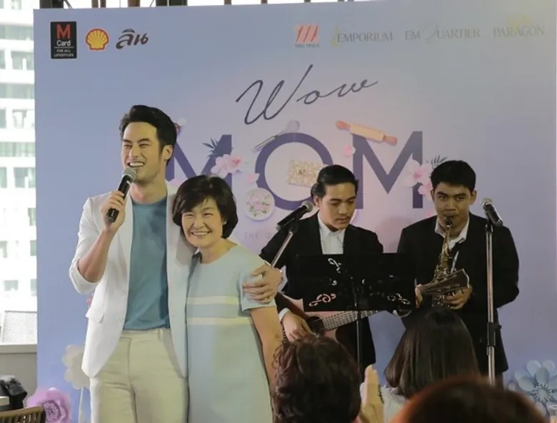 บอย - ปกรณ์ ควงคุณแม่ ร่วมแต่งแต้มความรัก ในงาน “M CARD WOW A MOM – CUPCAKE WORKSHOP WITH BOY PAKORN & MOM”