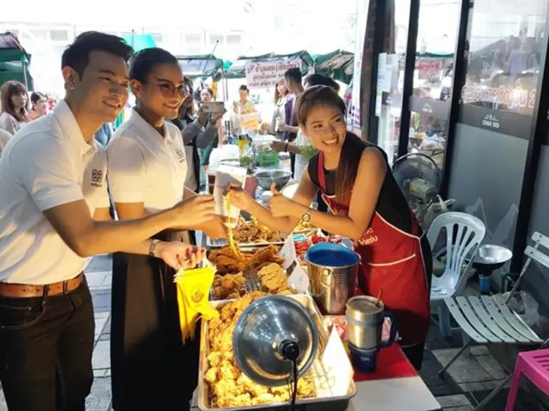 ป๊อปปี้ ปรัชญาลักษณ์-เต้ย จักร์รินท์ ชวนทำบุญซื้อธงมหิดล เพื่อผู้ป่วยด้อยโอกาส รพ.ศิริราช