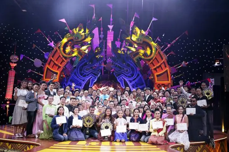 เหล่าศิลปินหมอลำ ปลื้ม! คว้ารางวัล “สุดยอดหมอลำ” ไมค์ทองคำหมอลำฝังเพชร!!!