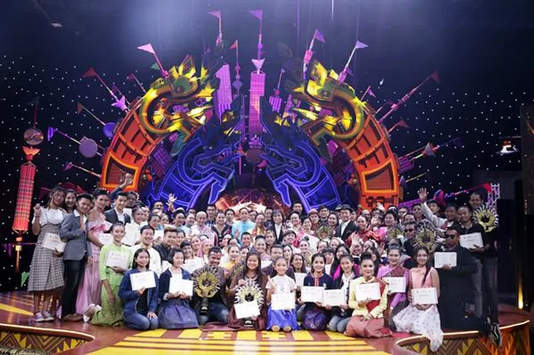 เหล่าศิลปินหมอลำ ปลื้ม! คว้ารางวัล “สุดยอดหมอลำ” ไมค์ทองคำหมอลำฝังเพชร!!!