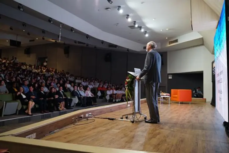 - วิทยาศาสตร์ฯ มธ. เชิญ "ศ.โรเบิร์ต ฮาร์เวิร์ด กรับ...