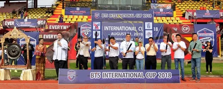 คุณกวิน กาญจนพาสน์ นำทีมจัดแข่งขันกีฬา ฟาดแข้งกระชับมิตร
