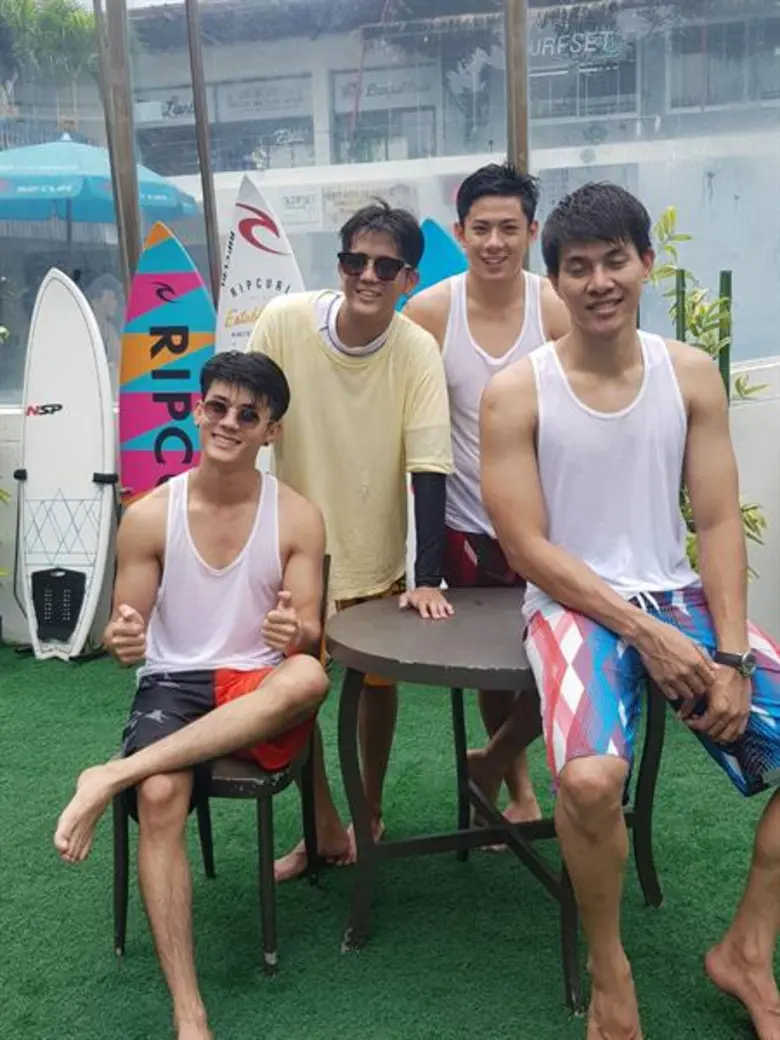 บานาน่า ซ่าส์ซี้ด” "บานาน่า ซ่าส์ซี้ด" “หนุ่มบานาน่าสุดสตรอง” วาดลีลาเล่นเซิร์ฟ พาฟินน้ำกระจาย!!!