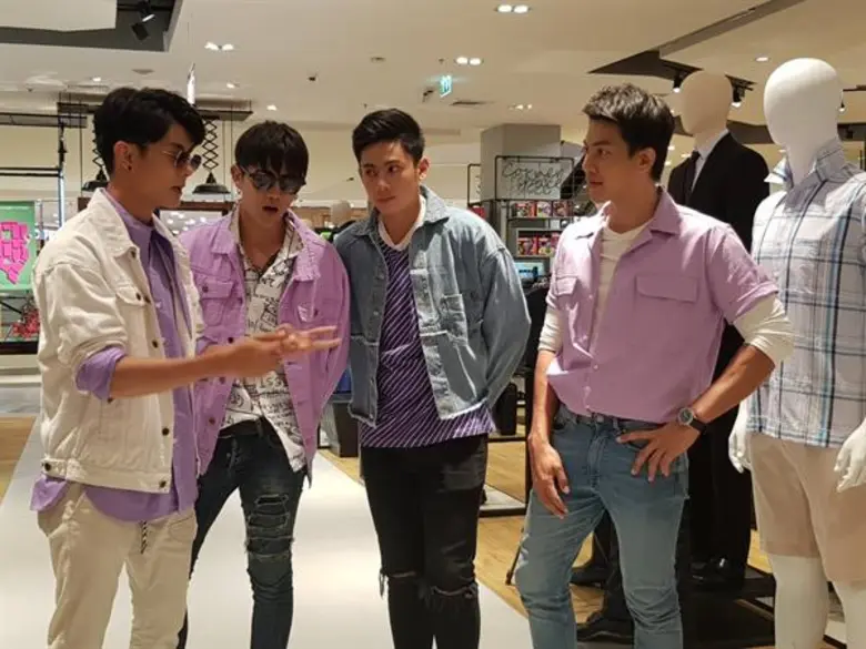 บานาน่า ซ่าส์ซี้ด” "บานาน่า ซ่าส์ซี้ด" “หนุ่มบานาน่าสุดสตรอง” วาดลีลาเล่นเซิร์ฟ พาฟินน้ำกระจาย!!!