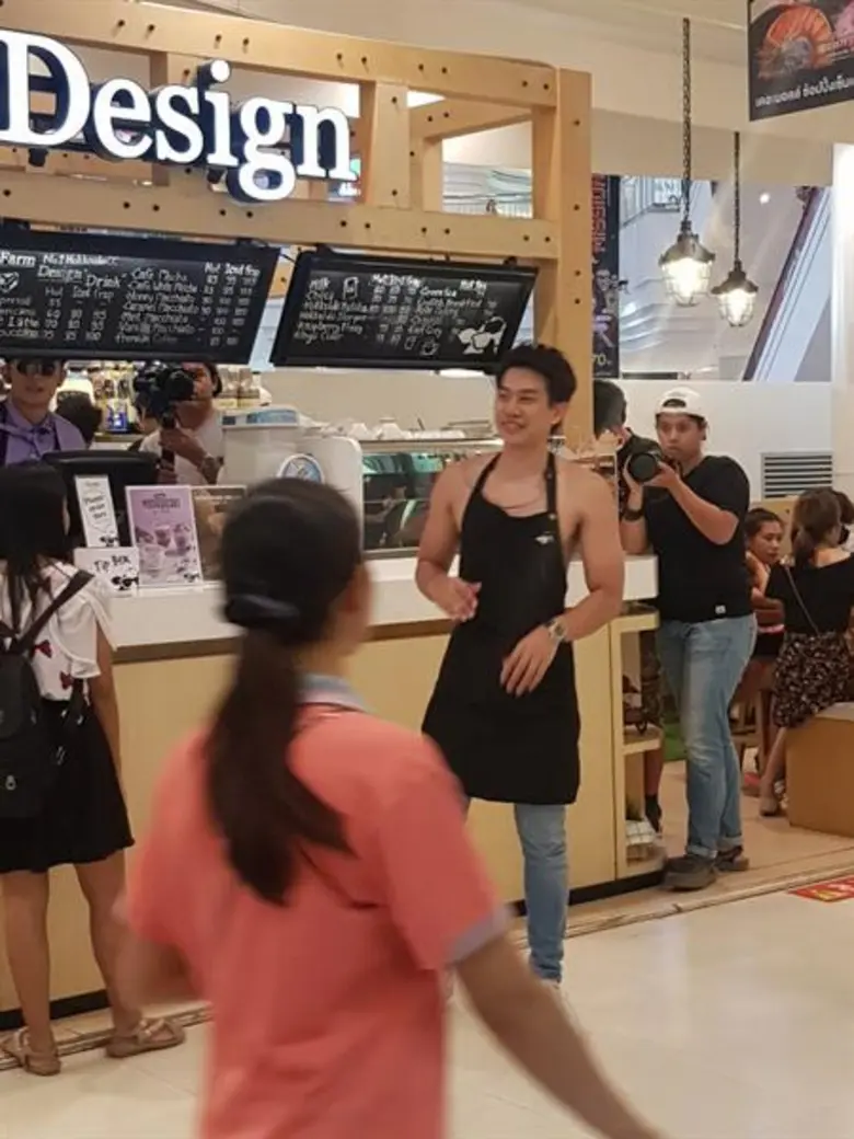 บานาน่า ซ่าส์ซี้ด” "บานาน่า ซ่าส์ซี้ด" “หนุ่มบานาน่าสุดสตรอง” วาดลีลาเล่นเซิร์ฟ พาฟินน้ำกระจาย!!!