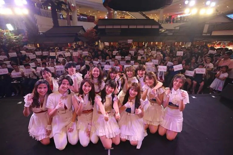 13 สาว “SWEAT 16!” บุกภาคอีสาน ประเดิม จ.โคราช มงลง สนุกปังรัวรัว โอตะร่วมสเปเชี่ยลไฮไฟฟ์ แน่นขนัด ในงาน “JAPAN DISCOVERY”
