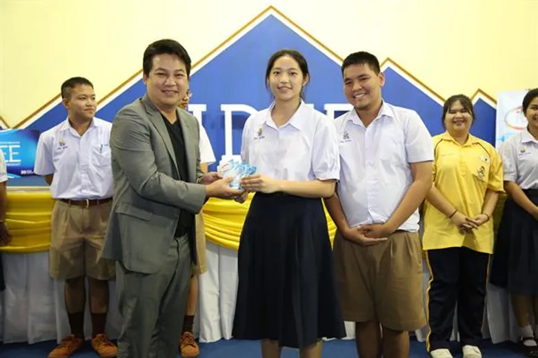 “ตือ-สมบัษร” แชร์ไอเดียเตรียมตัวก่อนเข้ารั้วมหาวิทยาลัย ให้แก่นักเรียนม.6 ในกิจกรรม “I-DEE ชีวิตดี เมื่อมี ไอ-ดี”