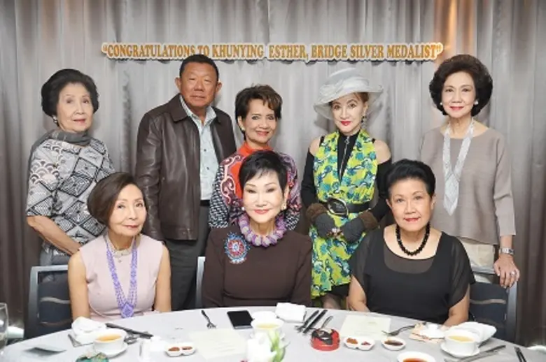 กลุ่มเพื่อนสนิท นำโดย ท่านผู้หญิงวราพร ปราโมช ณ อยุ...