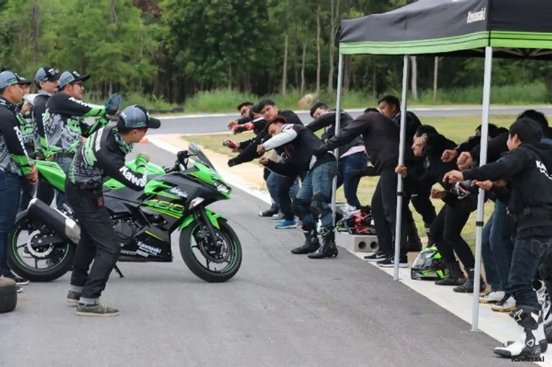 คาวาซากิ รวมพลังผู้แทนจำหน่ายฯ จัดกิจกรรม KGRS RIDING MEETING 2018 ส่งเสริมกรมการขนส่งทางบก!!