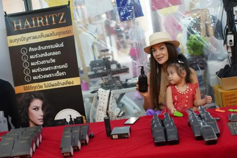 “GB2” บอยแบนด์ลาวบุกไทย โชว์มินิคอนเสิร์ต SEASON MARKETสุดมันส์