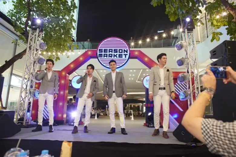 “GB2” บอยแบนด์ลาวบุกไทย โชว์มินิคอนเสิร์ต SEASON MARKETสุดมันส์
