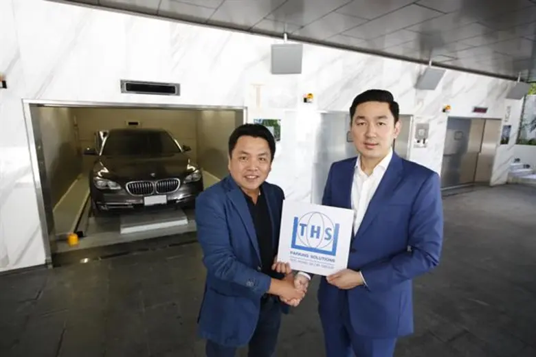 คุณสุเมธ รัตนศรีกูล (ซ้าย) กรรมการผู้จัดก...