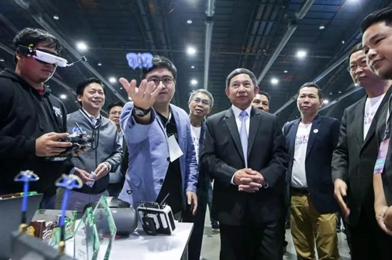 “ประจิน” ประกาศ พร้อมเพิ่มขีดความสามารถประเทศไทยในมิติดิจิทัล ไม่ด้อยกว่าประเทศใดในโลก เตรียมลุยพบประชาชนทุกจังหวัดขับเคลื่อนสมาร์ทซิตี้ “ดีป้า” ลงนามความร่วมมือ 17 หน่วยงานสร้างเมืองอัจฉริยะนำร่อง