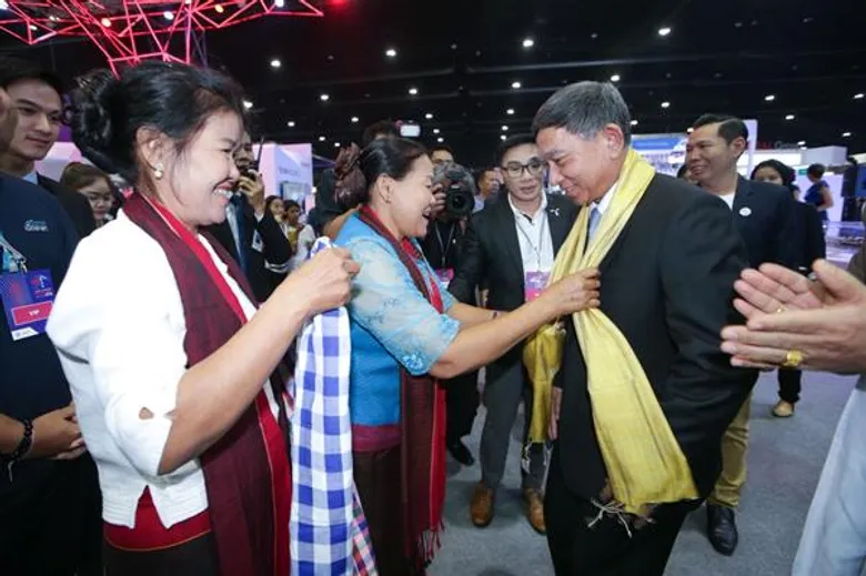 “ประจิน” ประกาศ พร้อมเพิ่มขีดความสามารถประเทศไทยในมิติดิจิทัล ไม่ด้อยกว่าประเทศใดในโลก เตรียมลุยพบประชาชนทุกจังหวัดขับเคลื่อนสมาร์ทซิตี้ “ดีป้า” ลงนามความร่วมมือ 17 หน่วยงานสร้างเมืองอัจฉริยะนำร่อง