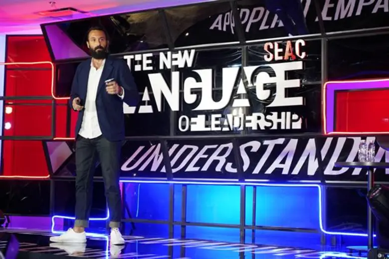 ปลุก “ผู้นำ” ให้ตื่น (ตัว) ด้วย “ภาษาใหม่” “The New Language of Leadership” ทางรอดขององค์กรไทยในสมรภูมิ Disruption พลิกทุกตำราการตลาด มองเกมธุรกิจได้ขาด ด้วยความสามารถในการสร้าง “ความเข้าใจอย่างลึกซึ้ง”