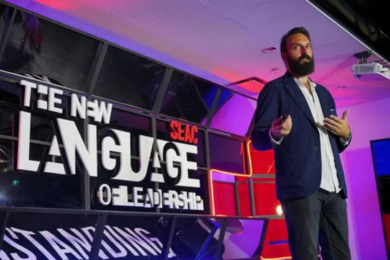 ปลุก “ผู้นำ” ให้ตื่น (ตัว) ด้วย “ภาษาใหม่” “The New Language of Leadership” ทางรอดขององค์กรไทยในสมรภูมิ Disruption พลิกทุกตำราการตลาด มองเกมธุรกิจได้ขาด ด้วยความสามารถในการสร้าง “ความเข้าใจอย่างลึกซึ้ง”