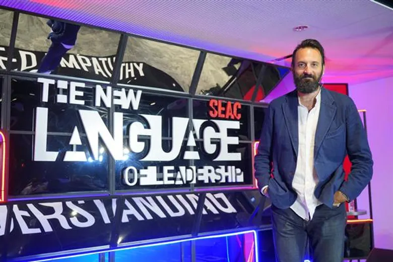 ปลุก “ผู้นำ” ให้ตื่น (ตัว) ด้วย “ภาษาใหม่” “The New Language of Leadership” ทางรอดขององค์กรไทยในสมรภูมิ Disruption พลิกทุกตำราการตลาด มองเกมธุรกิจได้ขาด ด้วยความสามารถในการสร้าง “ความเข้าใจอย่างลึกซึ้ง”