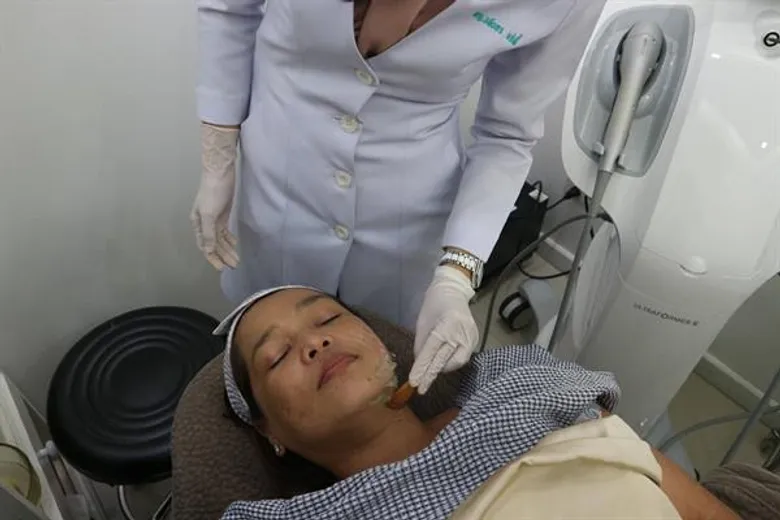 กระชับผิวหน้าหย่อนคล้อยให้กลับมาดูอ่อนเยาว์อย่างธรรมชาติ