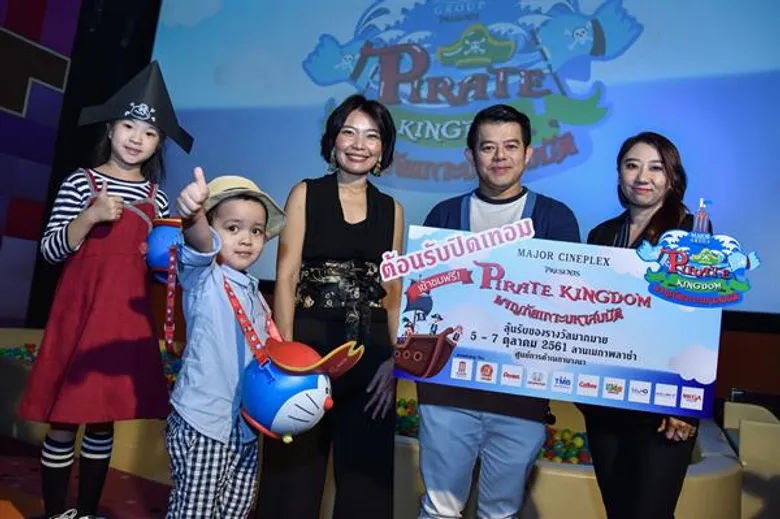 ซาร่า ควง แมกซ์เวลล์ พร้อม ที-เจ็ทเซ็ตเตอร์ และน้องทีเจ เชิญชวนร่วมงาน“Major Cineplex presents Pirate Kingdom ผจญภัยเกาะมหาสมบัติ” ฉลองปิดเทอมไปกับการผจญภัยล่าขุมทรัพย์บนเกาะมหาสมบัติ ในวันที่ 5-7 ตุลาคม 2561 ณ ศูนย์การค้าเมกาบางนา เข้าร่วมงานฟรี!