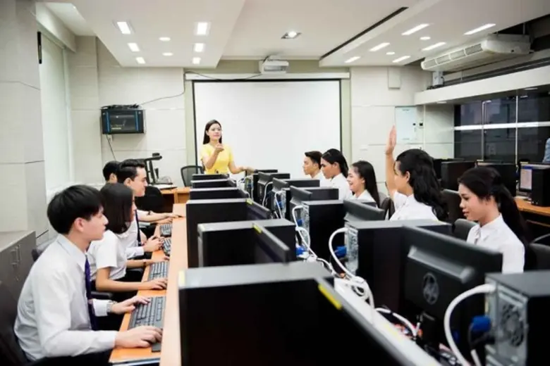 รศ.สุภัทรา โกไศยกานนท์ อธิการบดีมหาวิทยาล...