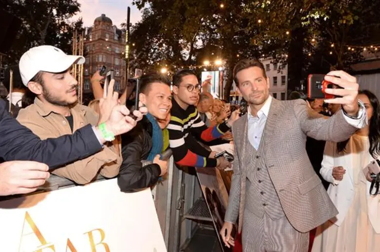 จัดเต็มภาพบรรยากาศงานเปิดตัวรอบปฐมทัศน์สุดยิ่งใหญ่ A Star is Born UK Premiere ณ กรุงลอนดอน