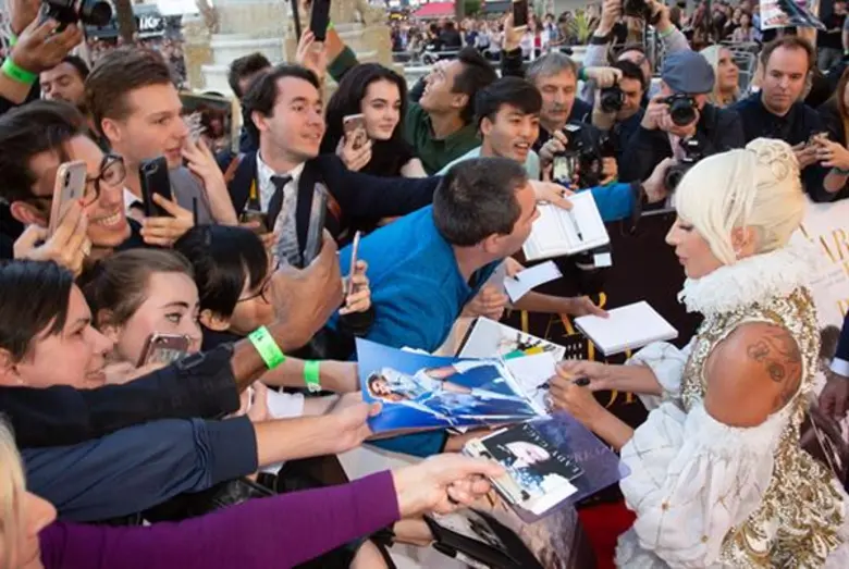จัดเต็มภาพบรรยากาศงานเปิดตัวรอบปฐมทัศน์สุดยิ่งใหญ่ A Star is Born UK Premiere ณ กรุงลอนดอน