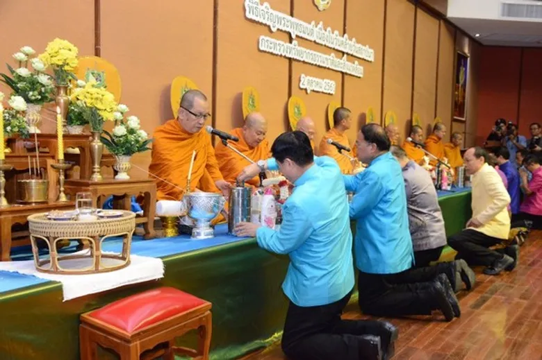 รัฐมนตรีว่าการกระทรวงทรัพยากรธรรมชาติและสิ่งแวดล้อม นำคณะผู้บริหารกระทรวงฯ และหน่วยงานในสังกัด สักการะพระพุทธสยัมภู พระพุทธรูปประจำกระทรวงทรัพยากรธรรมชาติและสิ่งแวดล้อม