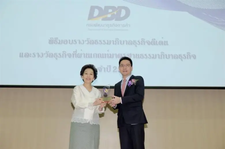 นายเจษฎา ปลั่งมณี (ขวา) กรรมการผู้จัดการ ...