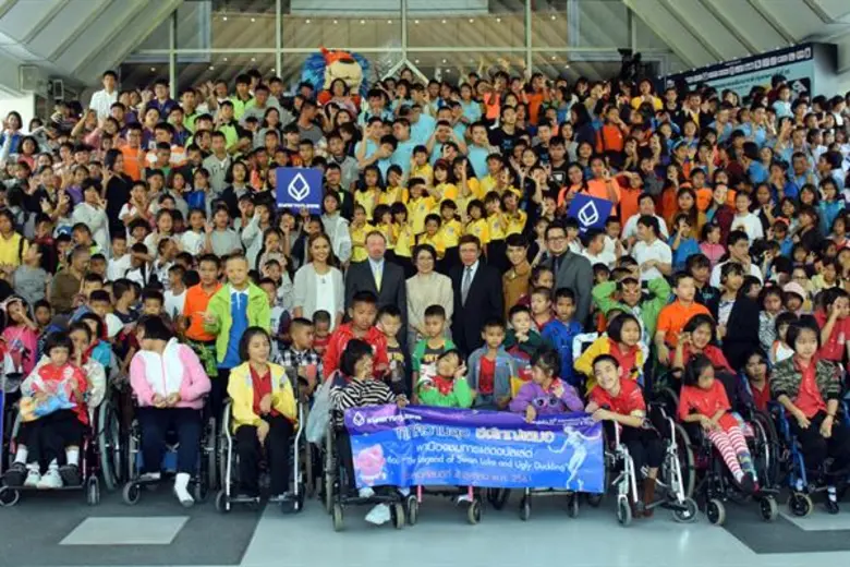 “เอิ้นขวัญ – เน็ค ร่วมเลี้ยงอาหารกลางวันเด็กพิการ ในกิจกรรม 'ทุกความสุข ยิ่งใหญ่เสมอ เพื่อน้องคนพิเศษ ปี 5”