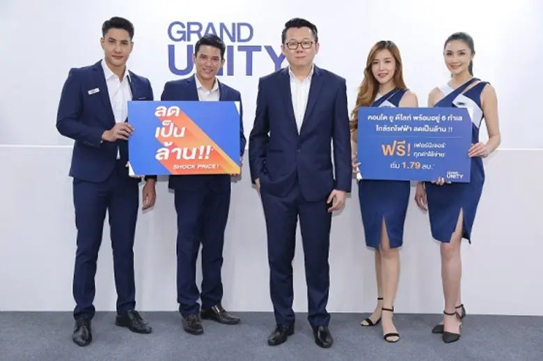 สิริพงศ์ ศรีสว่างวงศ์ (ที่ 3 จากซ้าย) กรร...