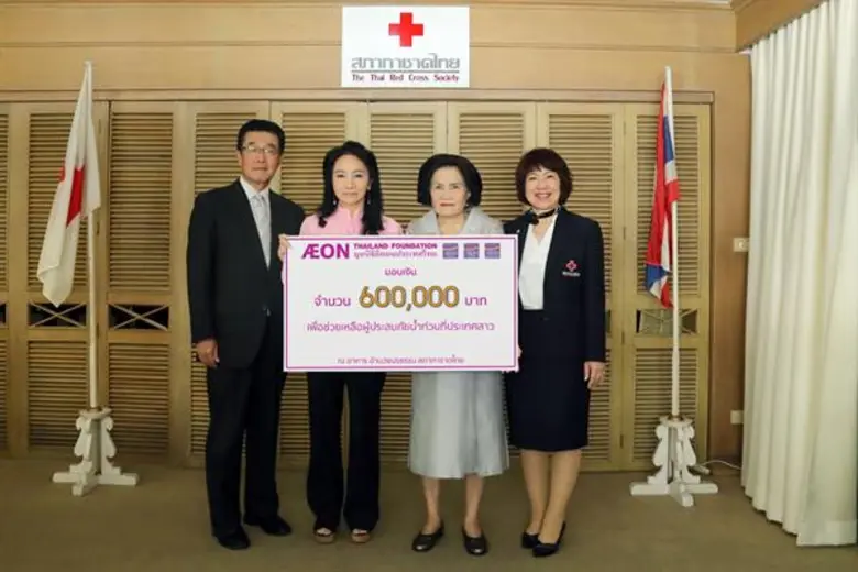 คุณคิโยะยะซึ อะซะนุมะ (ซ้าย) ประธานกรรมกา...