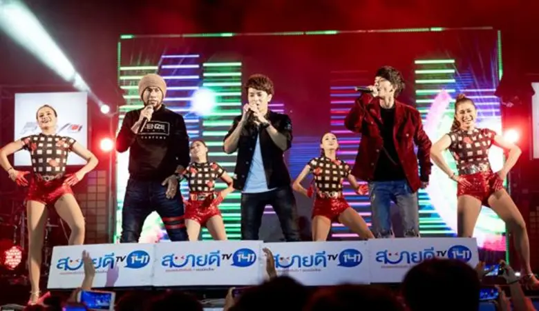 ขนาดสาวลูกทุ่งนุ่งสั้น "ใบเตย อาร์สยาม" ย...