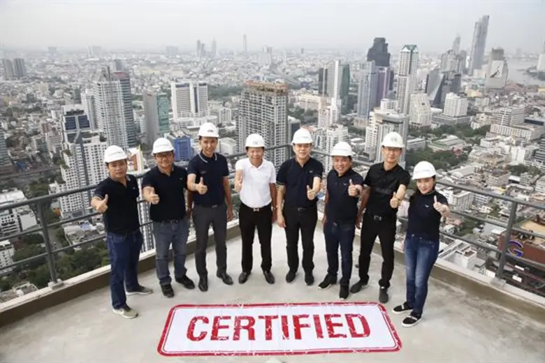 คุณวิโรจน์ กัปปิยจรรยา (ที่ 4 จากขวา) ประ...