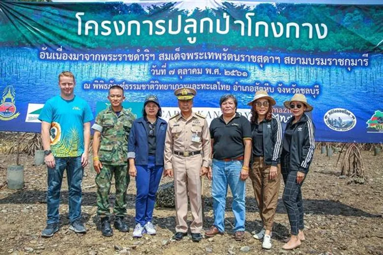โครงการปลูกป่าโกงกาง ในโครงการอนุรักษ์พันธุกรรมพืชอันเนื่องมาจากพระราชดำริฯ กองทัพเรือ เป็นอัตลักษณ์ ตัวอักษร “ทรงพระเจริญ”