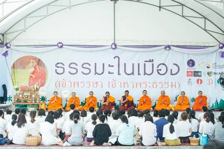 ภาพข่าว: ชาวพุทธร่วมทำบุญ ตักบาตร ฟังธรรม ในกิจกรรมธรรมะในเมือง