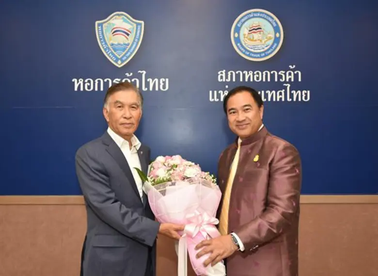 นายกลินท์ สารสิน (ขวา) ประธานกรรมการหอการ...