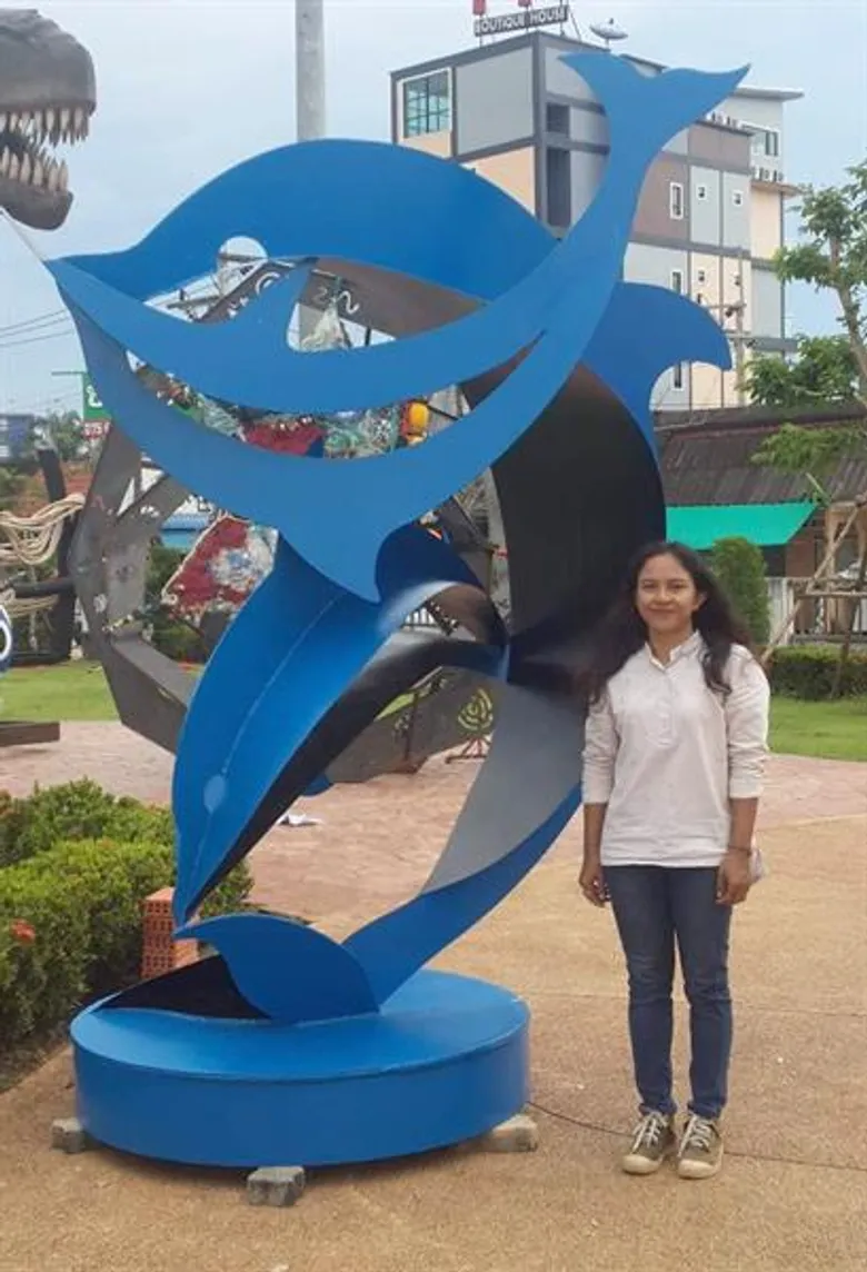 มรภ.สงขลา สร้างประติมากรรมร่วมสมัย โลมาสีน้ำเงิน โชว์งานมหกรรมศิลปะที่กระบี่