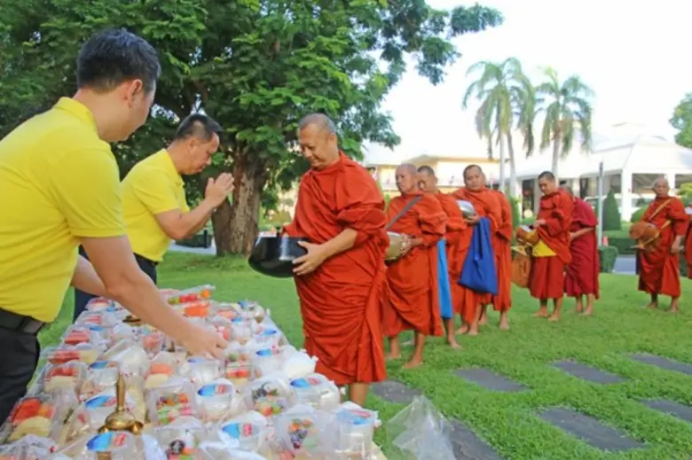 โรงแรมดุสิตธานี พัทยา จัดพิธีทำบุญตักบาตร เนื่องในวันคล้ายวันสวรรคตพระบาทสมเด็จพระปรมินทรมหาภูมิพลอดุลยเดชฯ	