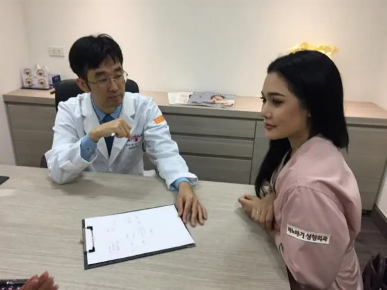 “อลิซ อาร์สยาม” ดีต่อใจเลือก รพ. บาโนบากิ จากประเทศเกาหลีใต้ ปรับลุคสวยพรีเมี่ยม รุกแก้ไขจุดบกพร่องศัลยกรรมหน้าอก เรียกความมั่นใจครั้งใหม่ในชีวิต แนะเคล็ดลับผู้หญิงยุคใหม่ เลือกสวยปลอดภัยอันดับแรก อย่าตัดสินแค่เพียงราคา !!