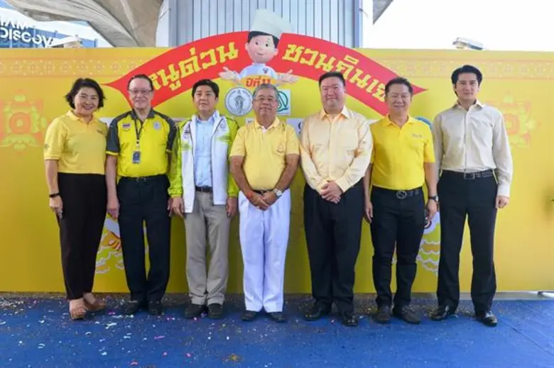 นายวิชัย กุลสมภพ (ขวา) กรรมการผู้จัดการใหญ่ บริษัท ...