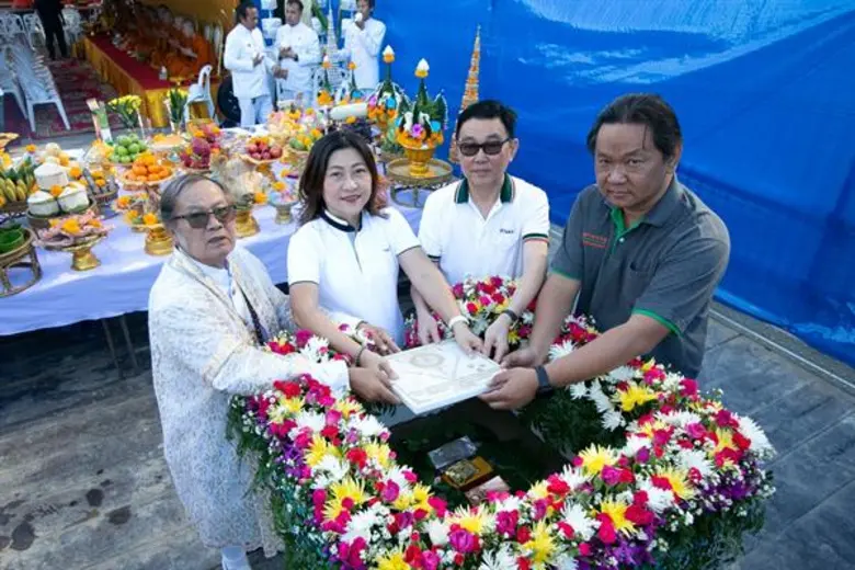 คุณมณีรัตน์ ธนัชญ์เศรษฐ์ (ที่ 2 จากซ้าย) ...