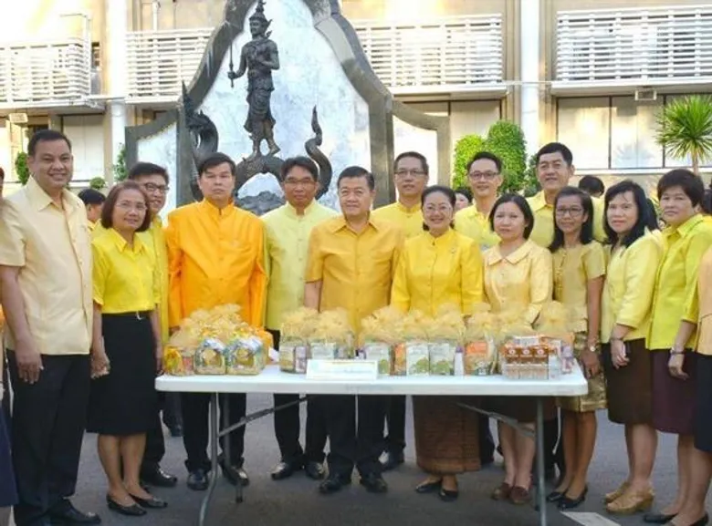 รมช.กษ.,ปลัดกษ.,รองปลัดกษ.และเลขาธิการ ส.ป.ก.ร่วมพิธีทำบุญตักบาตรเพื่อถวายเป็นพระราชกุศลพระบาทสมเด็จพระปรมินทรมหาภูมิพลอดุลยเดช บรมนาถบพิตร (รัชกาลที่ ๙) เนื่องในวาระแห่งการสวรรคต ครบรอบ ๒ ปี