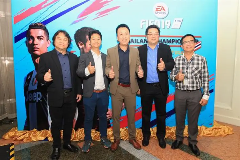 สยามสปอร์ตฯ จับมือ อี-สปอร์ตแห่งประเทศไทย และไซคอม อะมิวเม้นท์ จัดดวลแข้ง FIFA19 หาเกมเมอร์มือหนึ่งของไทย ชิงเงินรางวัลรวมกว่า 2 ล้านบาท เปิดสนาม 18-21 ตุลาคม ในงาน สปอร์ตเอ็กซ์โป 2018 อาคารชาเลนเจอร์ เมืองทองธานี