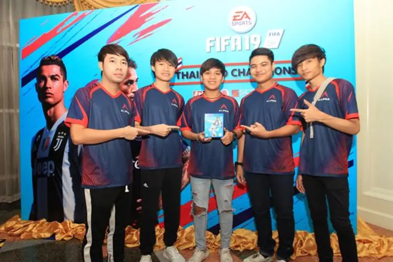 สยามสปอร์ตฯ จับมือ อี-สปอร์ตแห่งประเทศไทย และไซคอม อะมิวเม้นท์ จัดดวลแข้ง FIFA19 หาเกมเมอร์มือหนึ่งของไทย ชิงเงินรางวัลรวมกว่า 2 ล้านบาท เปิดสนาม 18-21 ตุลาคม ในงาน สปอร์ตเอ็กซ์โป 2018 อาคารชาเลนเจอร์ เมืองทองธานี