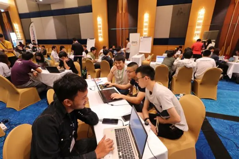 สจล. เผยเทรนด์พลิกโฉม ธุรกิจ-อุตสาหกรรมไทย ให้รอด ! ย้ำเทคโนโลยี “ปัญญาประดิษฐ์” – “บิ๊กดาต้า” ใครไม่พร้อมเตรียมจอด